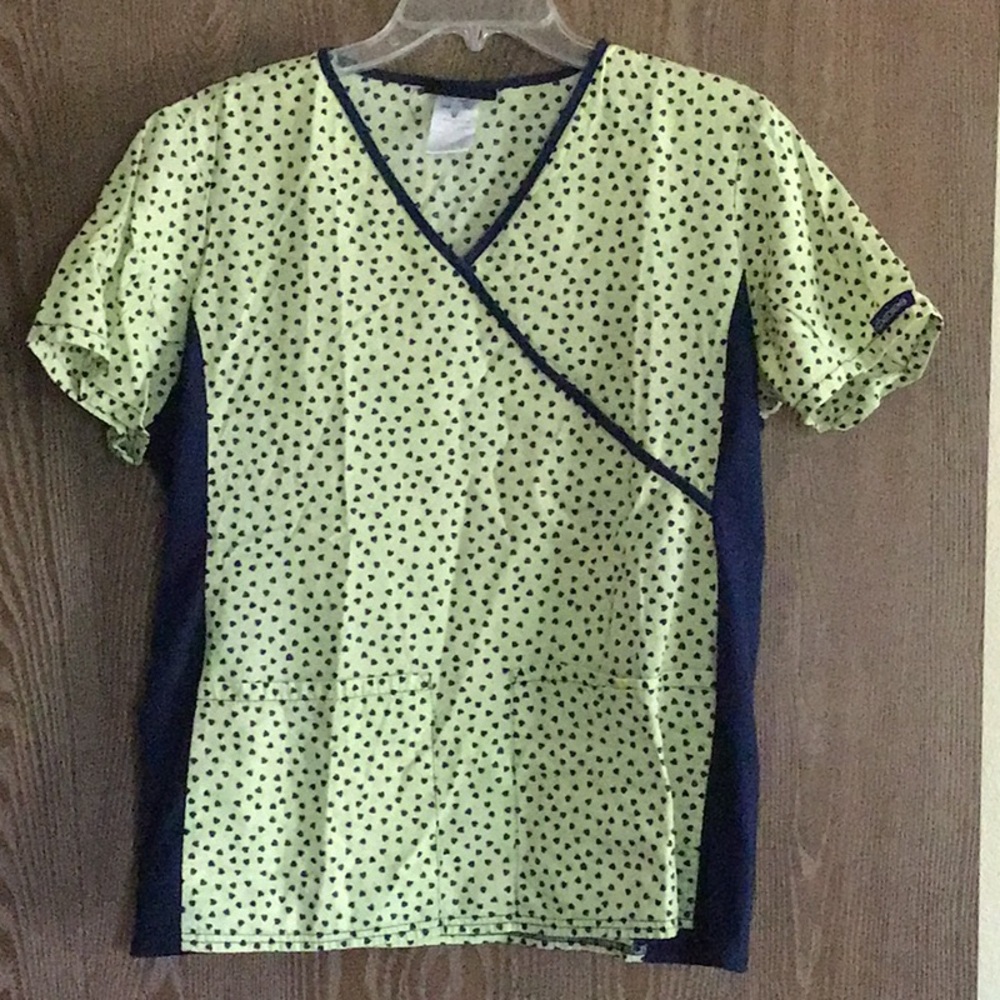 Cherokee Green and Blue Short Sleeve Scrub Top. Very comfortable